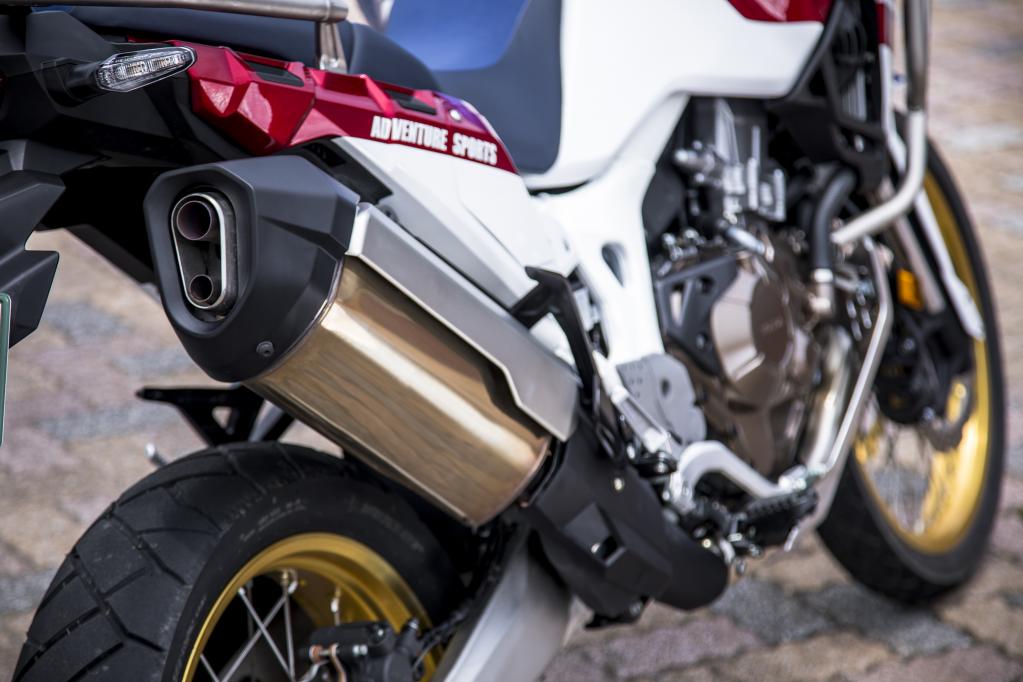 足つきチェック 身長170cmの場合 Crf1000lアフリカツイン アドベンチャースポーツ試乗レポ Motorfan 自動車情報サイト 新車 中古車 Carview