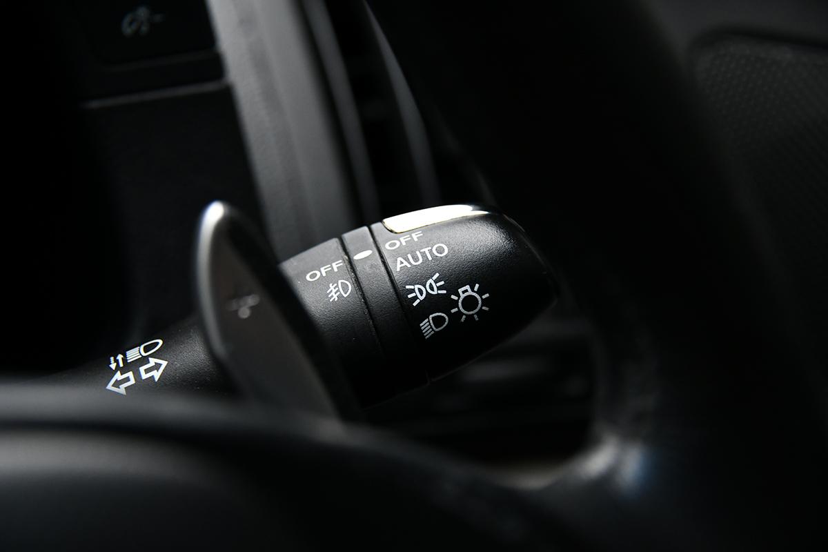自動点灯が 義務化 なのにいつ使う ヘッドライトの Auto 以外に スモール と オン があるワケ Web Cartop 自動車情報サイト 新車 中古車 Carview