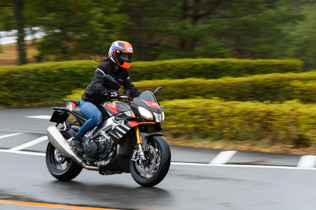雨の日の安全な走り方とは ウエットな路面でバイクを傾けるのは本当に危険なのか 柏秀樹持論 第6回 Webオートバイ 自動車情報サイト 新車 中古車 Carview