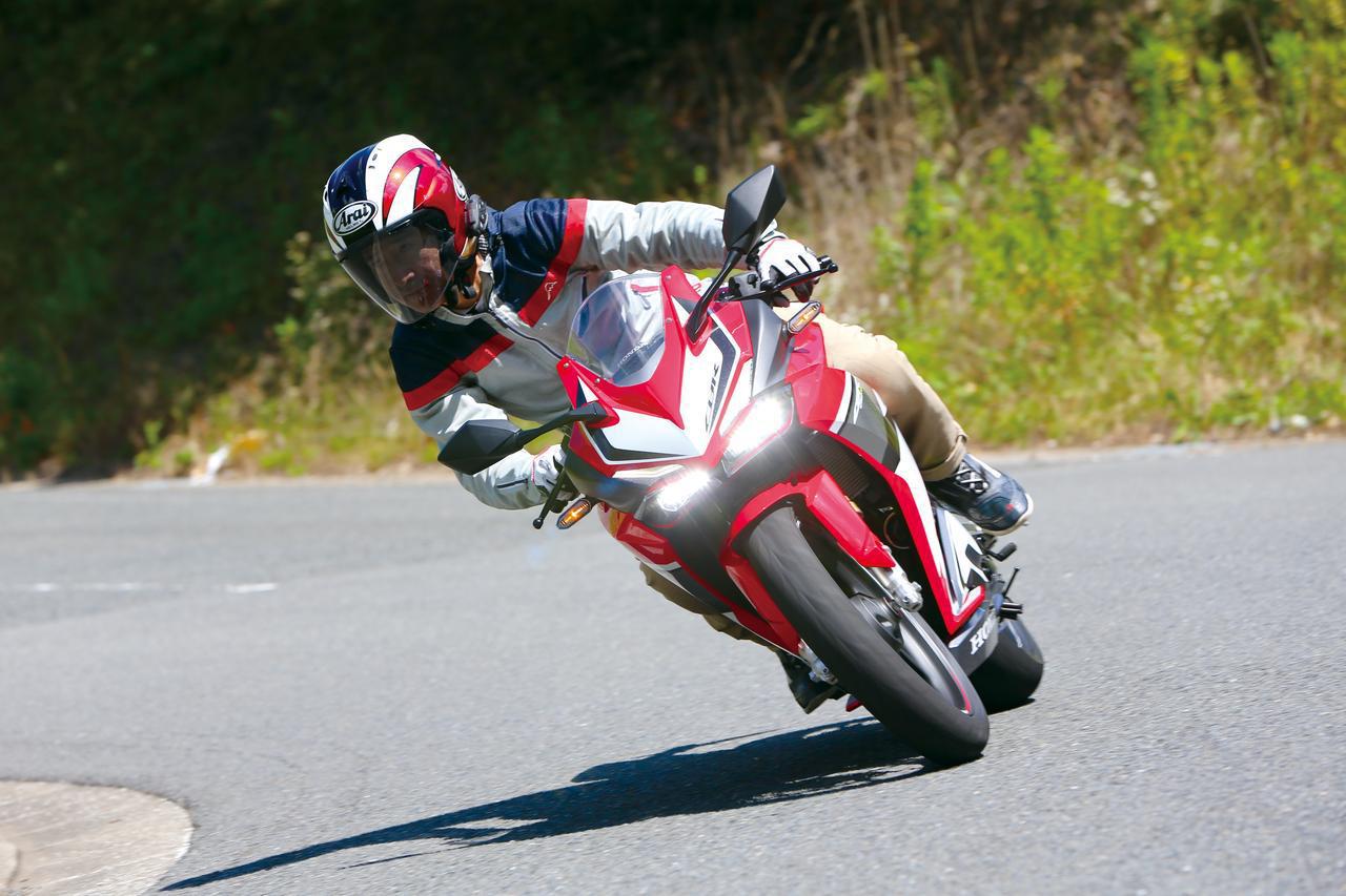 雨の日の安全な走り方とは ウエットな路面でバイクを傾けるのは本当に危険なのか 柏秀樹持論 第6回 Webオートバイ 自動車情報サイト 新車 中古車 Carview