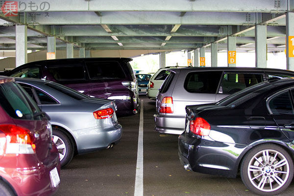 日本はなぜ「バック駐車」が多いのか 「前向き駐車」より合理的と言えるワケ