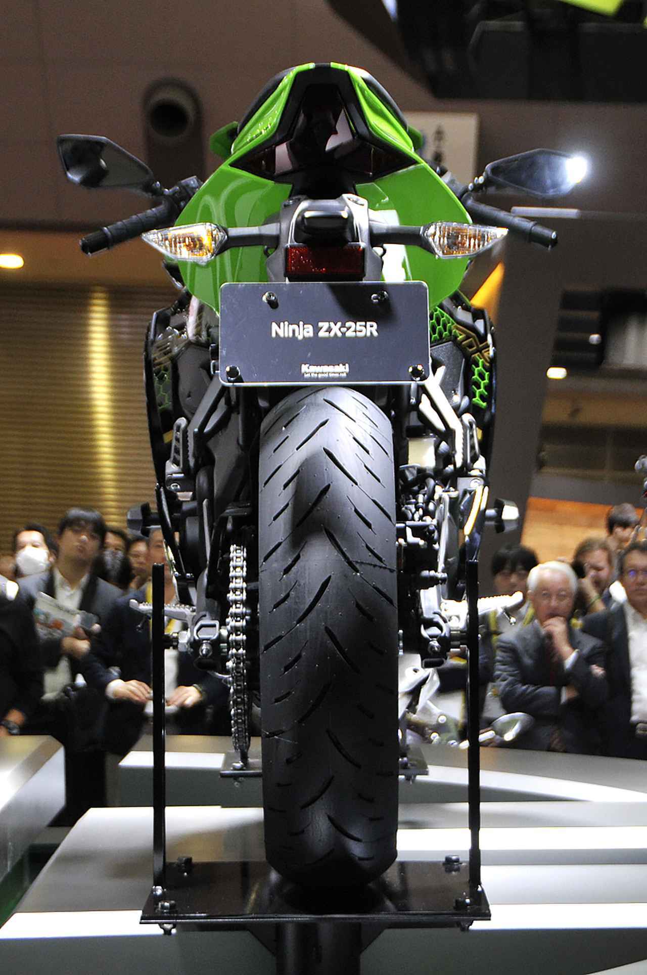 話題沸騰！Ninja ZX-25R 大注目の4気筒スーパースポーツ、その詳細に迫る！【東京モーターショー2019】＜動画あり＞