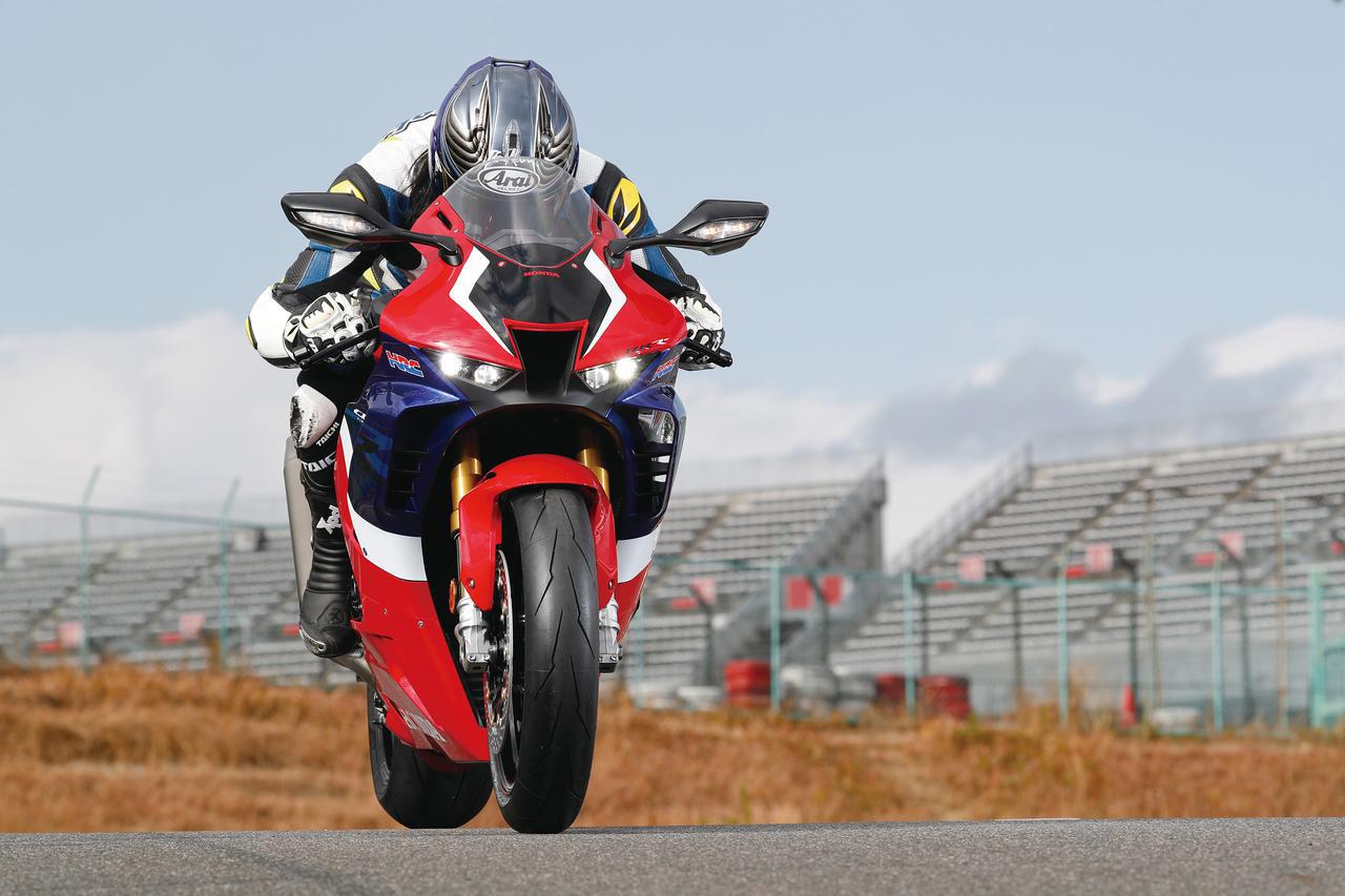 Cbr1000rr R徹底攻略 1 ついに日本降臨 史上最強cbr スタンバイ完了 スタイリング編 Webオートバイ 自動車情報サイト 新車 中古車 Carview