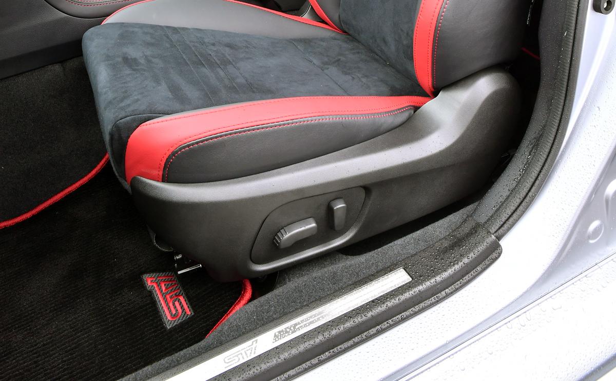 梅雨時期の車内の湿気対策 走行中のエアコンでは不十分 Web Cartop 自動車情報サイト 新車 中古車 Carview