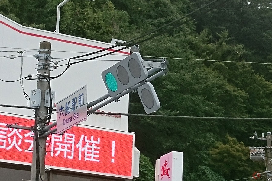 めちゃ薄い スマホにそっくりな薄型信号機が全国普及の理由 くるまのニュース 自動車情報サイト 新車 中古車 Carview