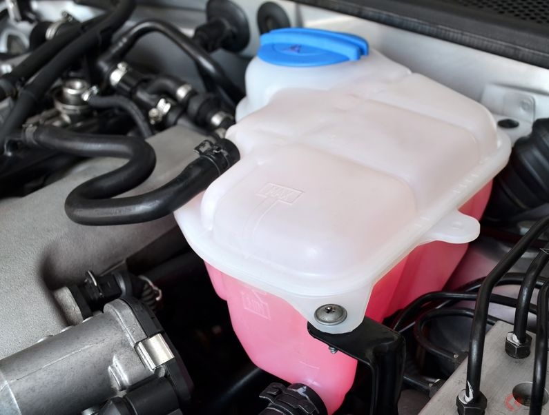 エンジンを冷やす冷却水は水道水でもok 市販のクーラント液は何が違うのか くるまのニュース 自動車情報サイト 新車 中古車 Carview