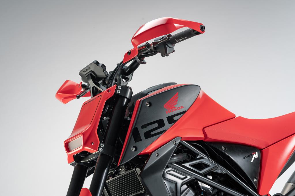 ホンダ モタードのcb125mとアドベンチャーのcb125x Cb125r派生モデルがなんだか楽しそう Motorfan の写真 10ページ目 自動車情報サイト 新車 中古車 Carview