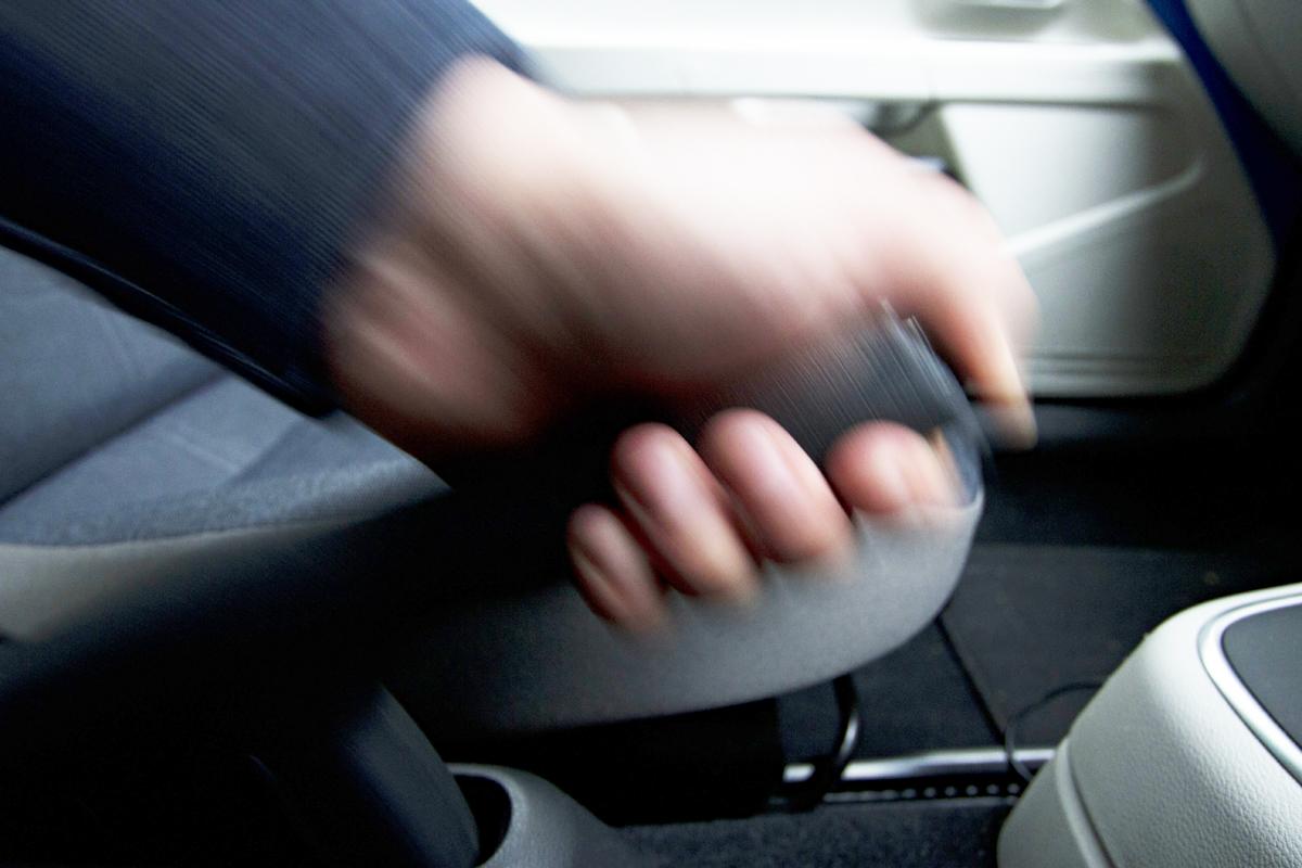 Pレンジをブレーキ代わりはダメ At車でも駐車時にパーキングブレーキを引くべき理由とは Web Cartop 自動車情報サイト 新車 中古車 Carview