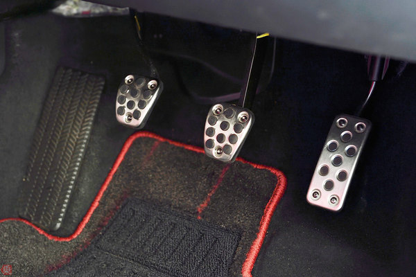Mt車は難しすぎる 運転免許 あえて At限定へ変更 する人の事情とは 乗りものニュース 自動車情報サイト 新車 中古車 Carview