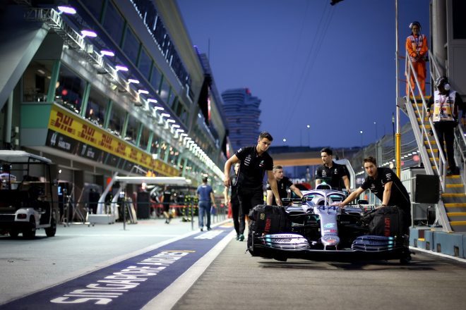 ハミルトンが初日最速も、燃料規定の違反でメルセデスに罰金「一日違えば厳罰だった」とチーム：F1シンガポールGP