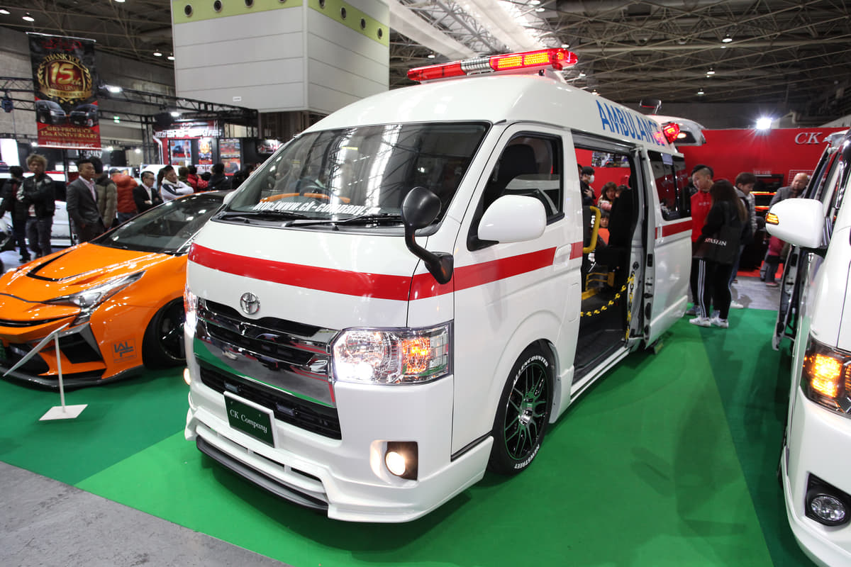 救急車のドレスアップ仕様 派手な見た目とは裏腹に緊急治療用具を備えたホンモノ Auto Messe Web の写真 自動車情報サイト 新車 中古車 Carview