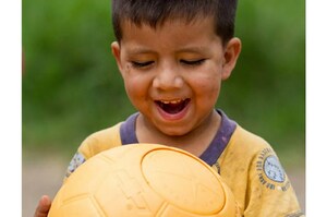 シボレー、サッカーを通じた社会貢献活動、200万個の「つぶれないボール」を寄贈
