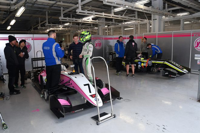 まるでヨーロッパ!? 全日本F3鈴鹿テスト参加の2チームに外国人ドライバー／スタッフが多数