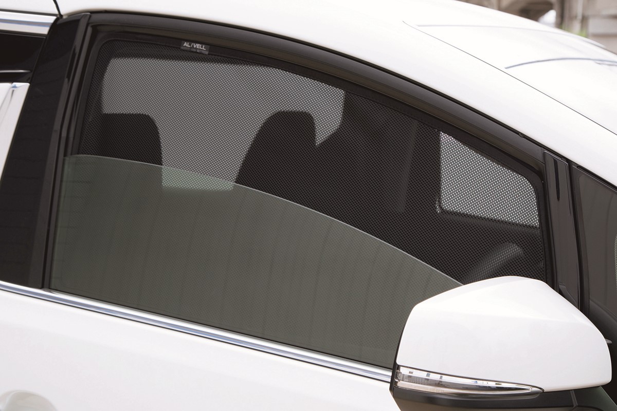 駐車中の 灼熱の車内 を劇的改善 いまどきの シェード が高機能すぎて驚いた Auto Messe Web 自動車情報サイト 新車 中古車 Carview