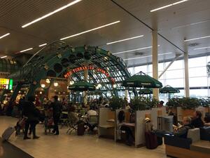 オランダの空港に展示されたアウディQ5を見て日本の石油問題を考える