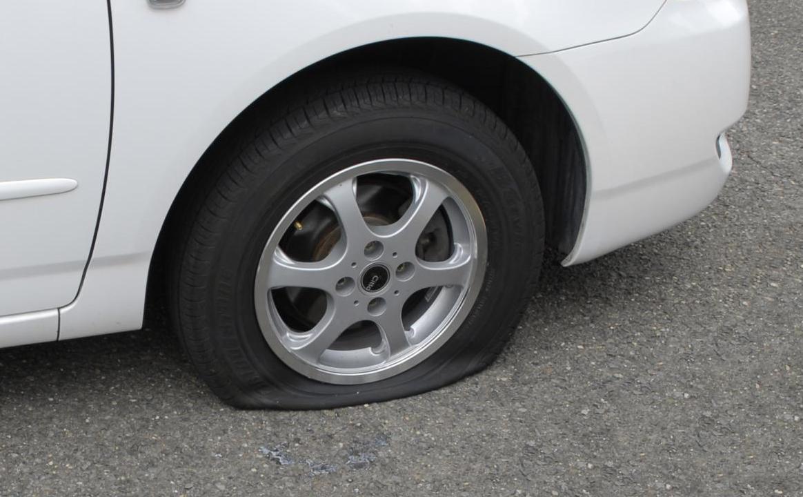 高速走行中が圧倒的に多い パニック必至の 突然のタイヤのパンク が起こる原因とは Web Cartop 自動車情報サイト 新車 中古車 Carview