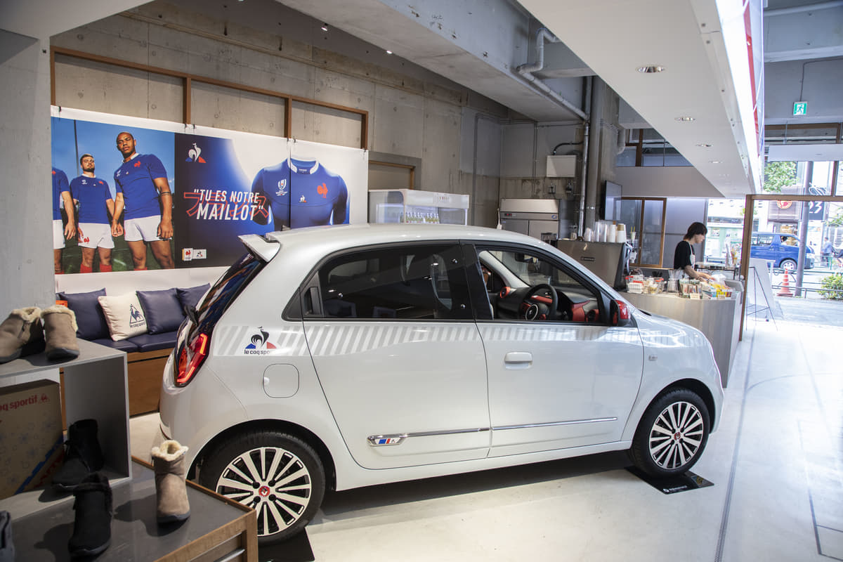トリコロールカラーで彩られた ルノー トゥインゴ ルコックスポルティフ 214万円 Auto Messe Web 自動車情報サイト 新車 中古車 Carview