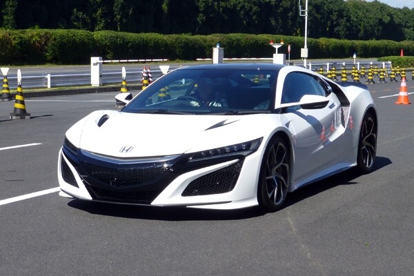 ホンダ　3モーター･ハイブリッドを採用し573psのスーパーカー　市販仕様の新型「NSX」を初公開