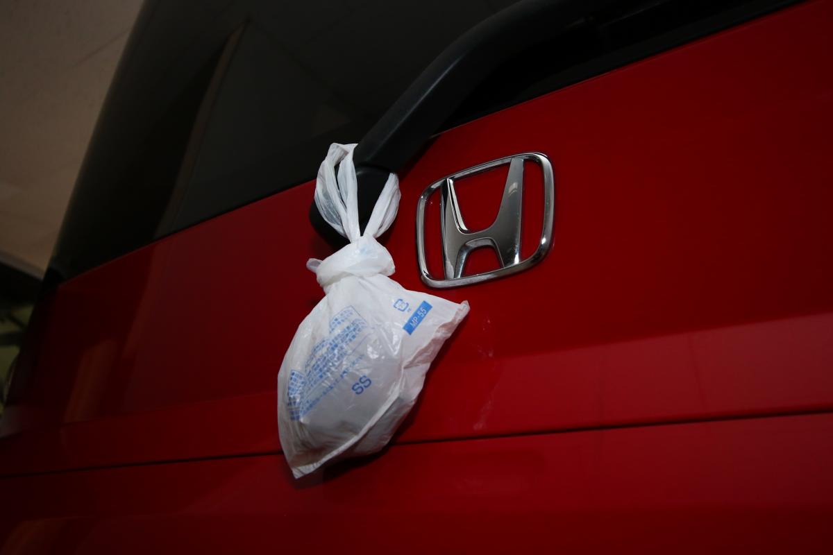 リヤワイパーにぶら下がっている白いビニール袋の正体とは Web Cartop 自動車情報サイト 新車 中古車 Carview