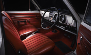 トヨタ　カローラ生誕50年記念車は初代の真っ赤なシートを再現
