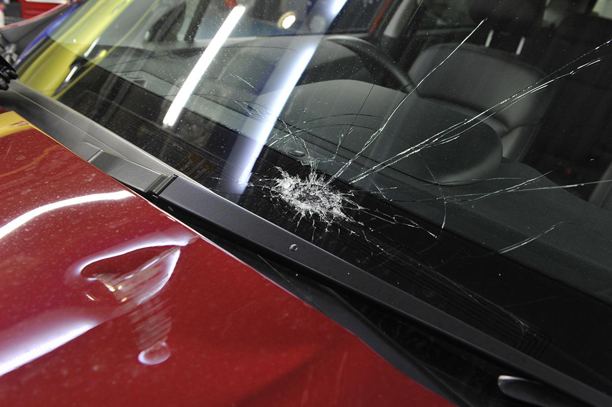 小さなキズはokでひび割れはダメ 傷ついたフロントガラスの交換基準と車検通過の条件 Web Cartop 自動車情報サイト 新車 中古車 Carview