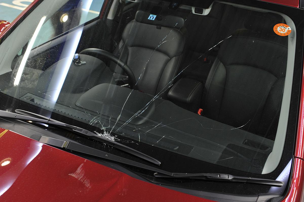 小さなキズはokでひび割れはダメ 傷ついたフロントガラスの交換基準と車検通過の条件 Web Cartop の写真 2ページ目 自動車情報サイト 新車 中古車 Carview