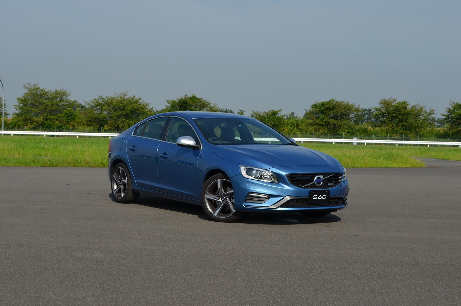 ボルボ S60 V60 T4 Rデザインに特別仕様車 充実装備でベースモデルよりもお得 Carview 自動車情報サイト 新車 中古車 Carview