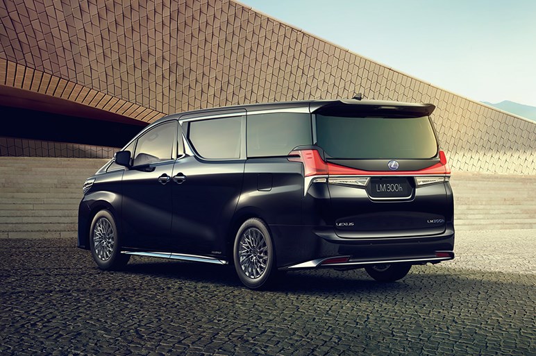 ついに出たレクサス初のミニバン Lm に交錯する待ってました感とガッカリ感 日本発売予定は当面なし Carview 自動車情報サイト 新車 中古車 Carview