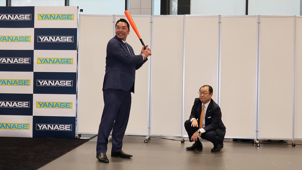 読売巨人軍の阿部慎之助選手が 19ヤナセ プロ野球mvp 受賞 メルセデス ベンツ Eクラスが贈られた Webモーターマガジン 自動車情報サイト 新車 中古車 Carview