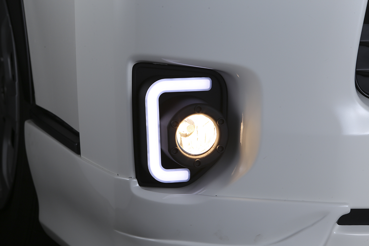 カプラーオンで装着できる ハイエース4型用 プロジェクターヘッドライト Auto Messe Web 自動車情報サイト 新車 中古車 Carview