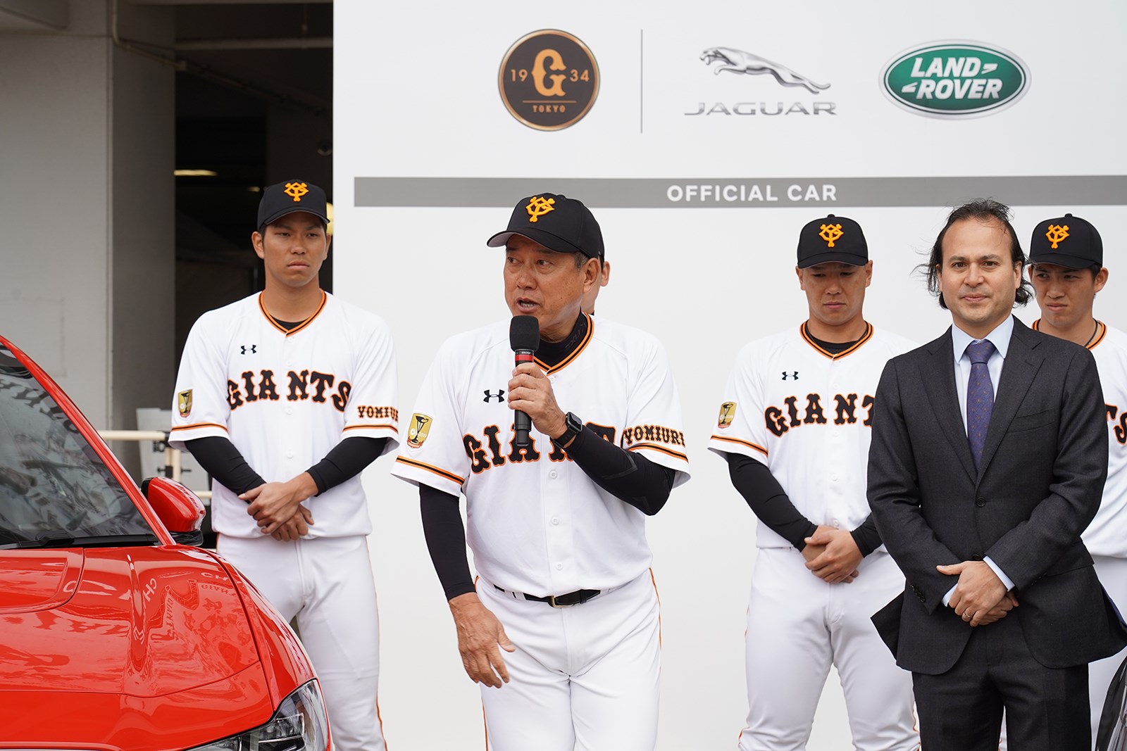 リーグ連覇と日本一を目指す巨人に力強い 助っ人 ジャガー ランドローバーが監督や選手に最新の電気自動車など70台の車両を提供 Carview 自動車情報サイト 新車 中古車 Carview