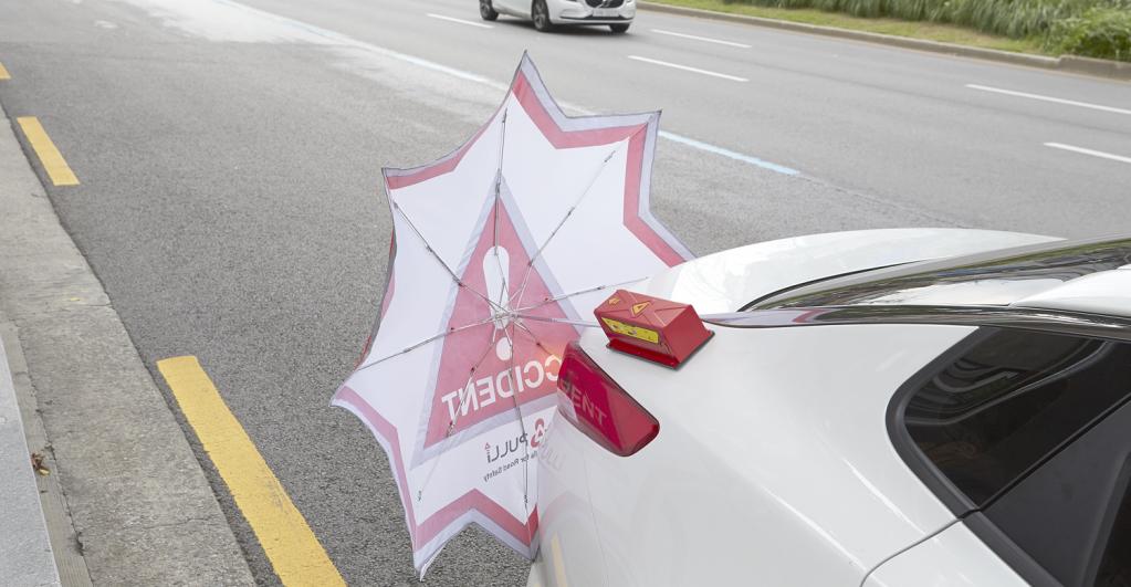 高速道路等での緊急停止時に、追突リスクを手軽に軽減させてくれる傘（!?）、発見！【交通取締情報】