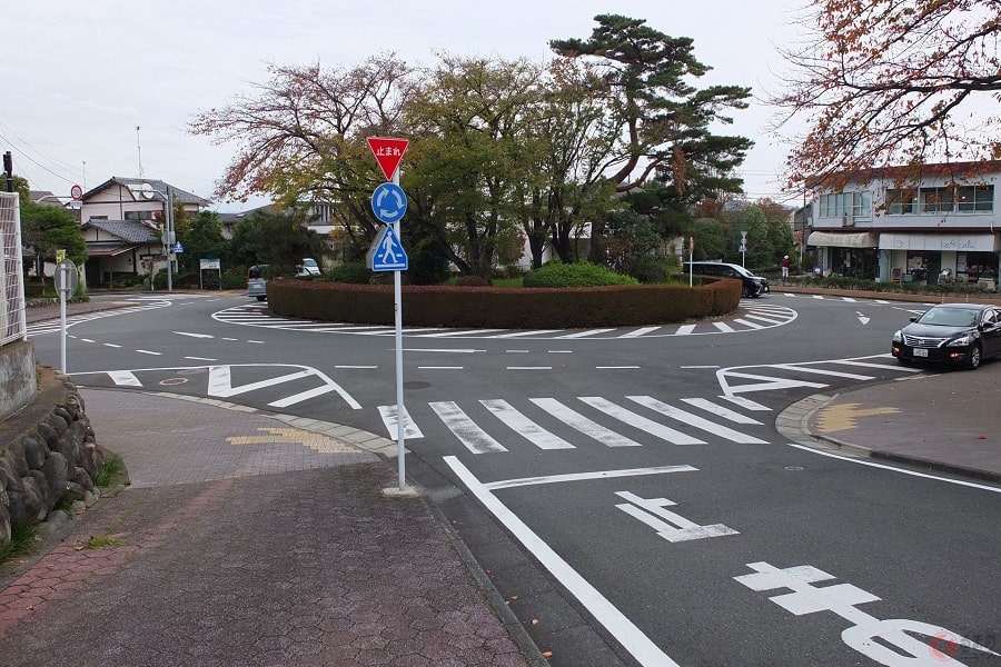 日本でも増えつつある「ラウンドアバウト」交差点　災害時に発揮されるメリットとは