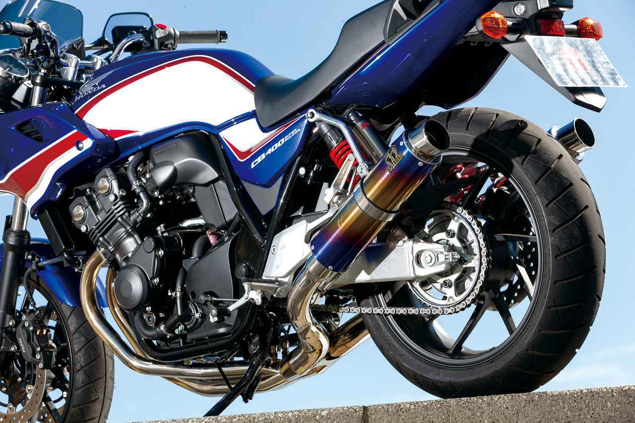 Cb400sf Sbで 左右2本出しマフラー を楽しむ Sp忠男の ピュアスポーツ ツーテール チタンブルー で力強さもアップ Webオートバイ 自動車情報サイト 新車 中古車 Carview