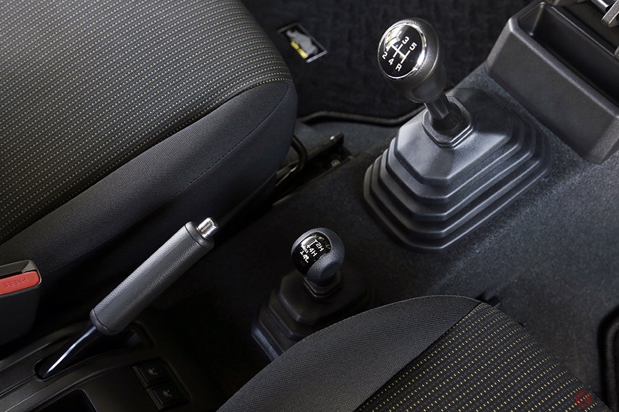 本格四駆車のシフトレバーそばにある トランスファー どう使う 4wdに パートタイム フルタイム がある理由 くるまのニュース 自動車情報サイト 新車 中古車 Carview