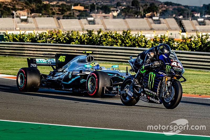 F1王者ハミルトン Motogpの伝説ロッシが愛機を 交換 バレンシアで夢の競演 Motorsport Com 日本版 自動車情報サイト 新車 中古車 Carview