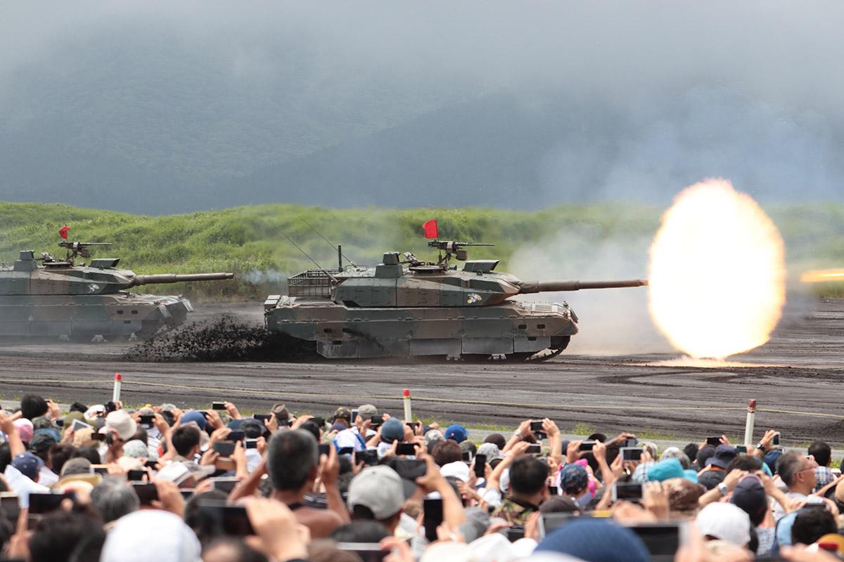 最新の戦車が実弾を撃つ！　迫力満点の陸上自衛隊「富士総合火力演習」を見学！