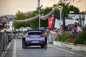 WRCトルコ：市街地コースのSS1でミケルセンが首位発進。トヨタのタナクは3番手