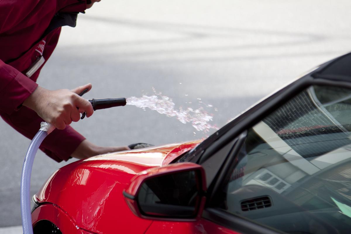 クルマのボディの鳥糞は除去しないと落ちないシミに その正しい方法とは Web Cartop 自動車情報サイト 新車 中古車 Carview