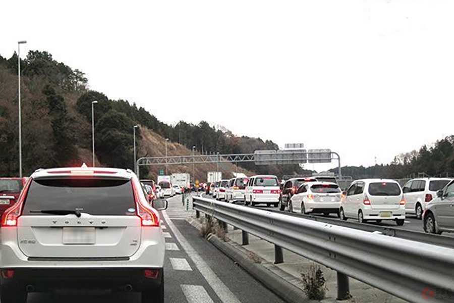 加速車線が短すぎて加速できない「高速の合流」どうすれば？　一瞬の判断や操作…日本は高度な運転技術が必要？