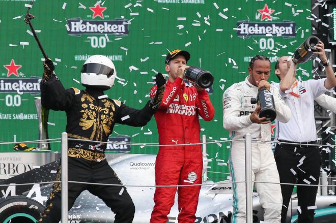 「僕はセルフィーに興味がない」ベッテル、F1メキシコGP表彰台に現れた『自撮り男』とトロフィーを酷評
