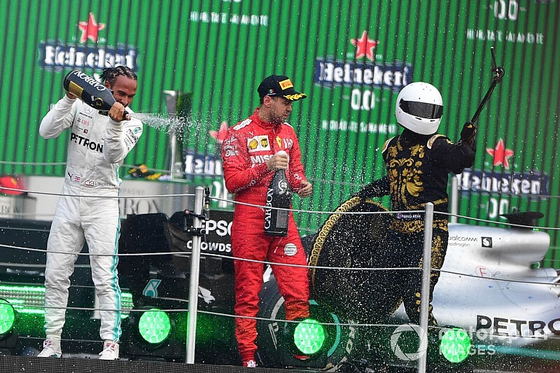 ベッテル、F1メキシコGP表彰台に登場した”自撮り男”とトロフィーを酷評「あのふたつは残念」