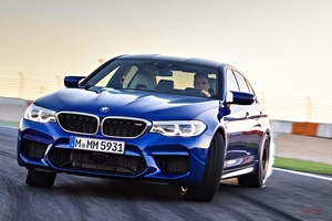 BMW M5新型、4.4ℓV8ターボや4WDを検証　AMG E63との違いも