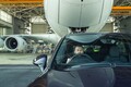 ポルシェ カイエンが超大型航空機を牽引 ギネス世界記録へ