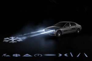 ヘッドライトが危険を知らせる時代に　メルセデスが新開発デジタルライトを発表