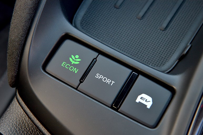 新型ホンダ インサイトは街乗りが絶品 高速ではアメ車的ユルさとエンジン音が気になる Carview の写真 18ページ目 自動車情報サイト 新車 中古車 Carview