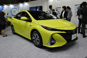 ソーラーバッテリーで充電可能なトヨタ新型プリウスPHV日本初公開
