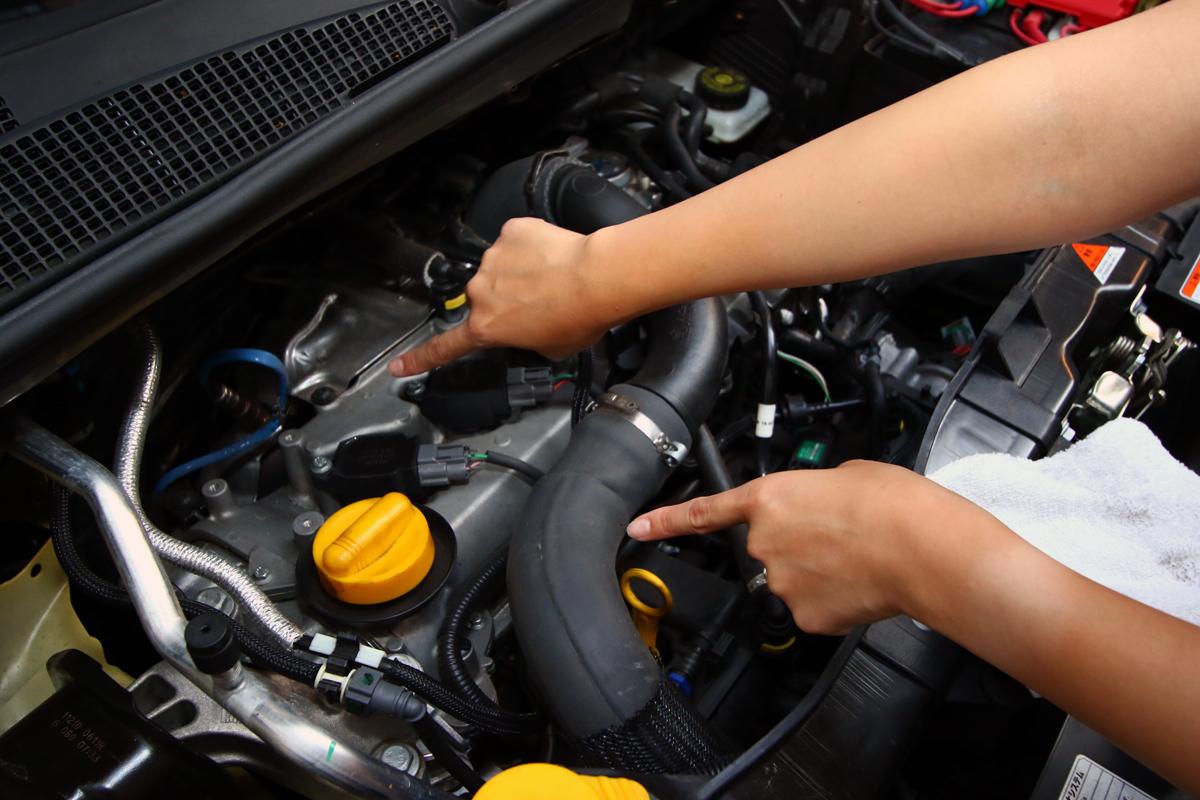 意外と知らない 汚れたエンジンルームを掃除する方法とは Web Cartop 自動車情報サイト 新車 中古車 Carview