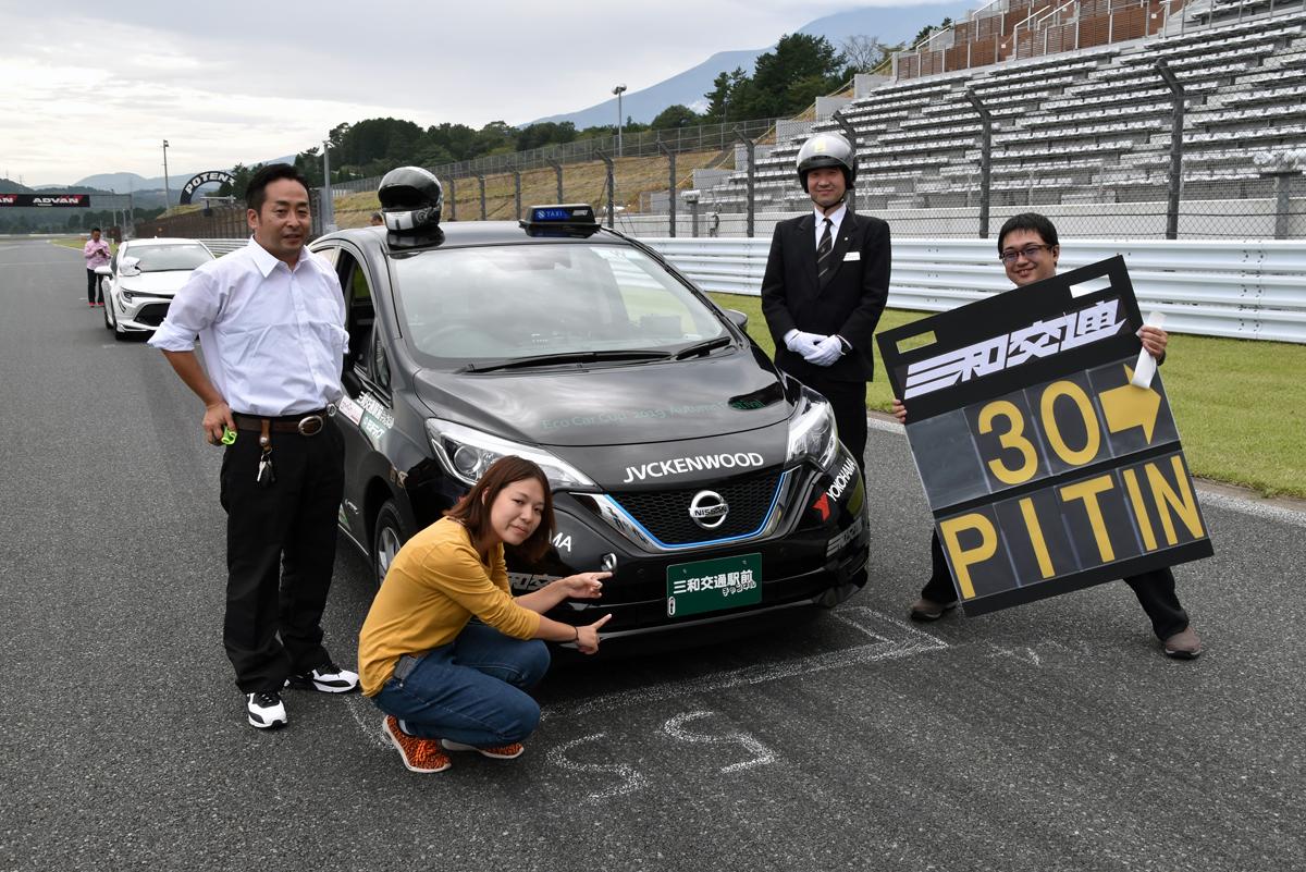 速さと燃費で勝負するエコカーカップ 富士スピードウェイ初体験の女性新人編集部員がいきなり挑戦 Web Cartop 自動車情報サイト 新車 中古車 Carview