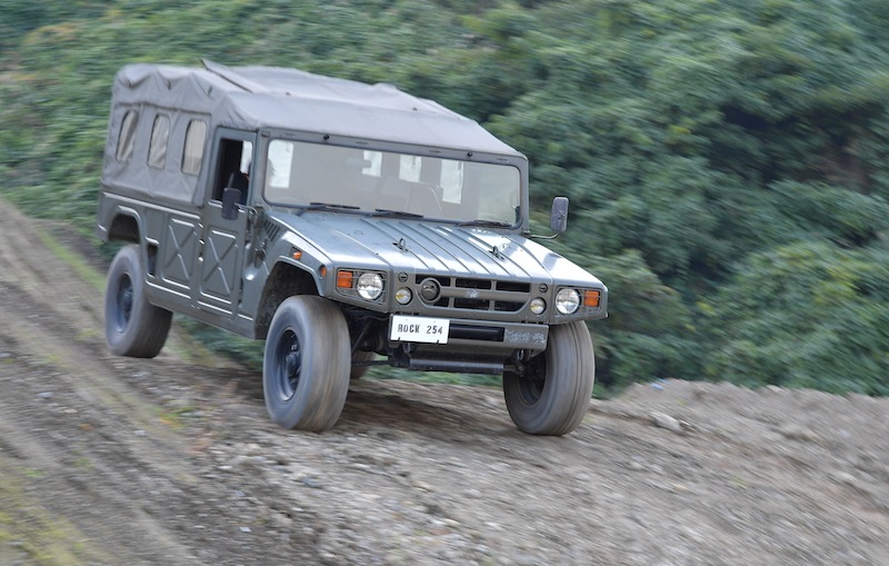 ホンモノ自衛隊車両でサバゲーを楽しむ 埼玉県のフィールドで発見 ホンモノの高機動車 ベストカーweb 自動車情報サイト 新車 中古車 Carview